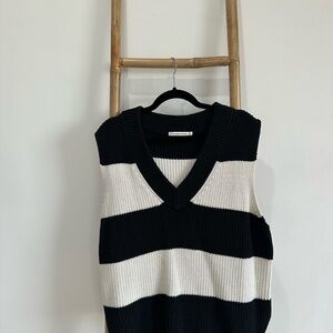 Abercrombie & Fitch Black and Cream V-Neck Sweater Vest